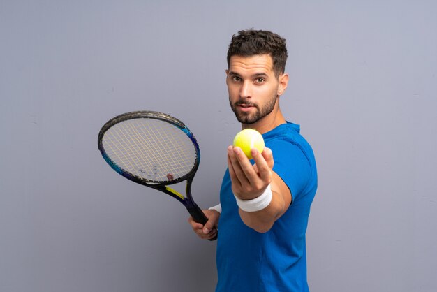 Beau jeune joueur de tennis