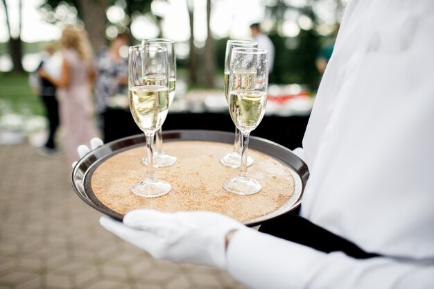 Beau Jeune Majordome Tenant Un Plateau En Argent Avec Deux Verres De Champagne