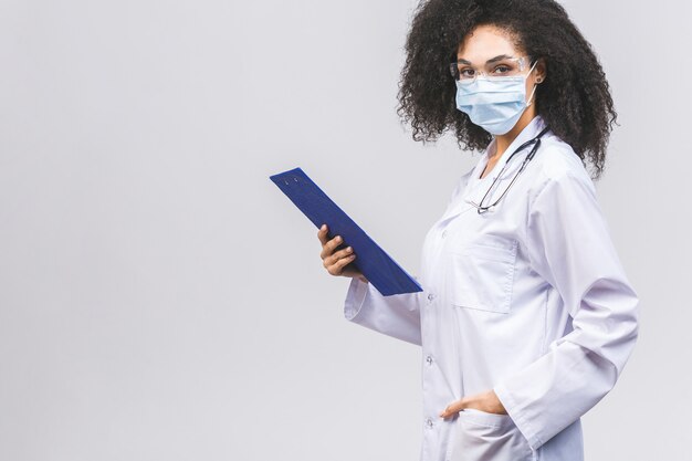 Beau jeune médecin afro-américain en uniforme