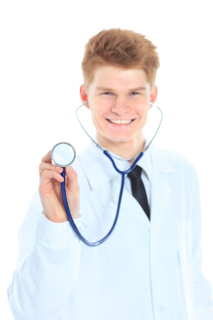 Beau jeune médecin avec un stéthoscope.