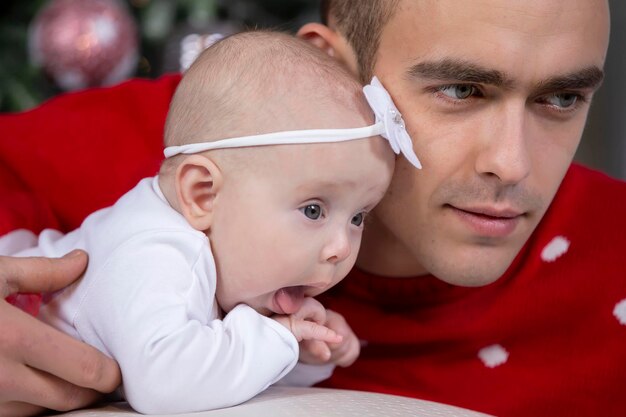 Beau jeune père avec sa fille nouveau-née.