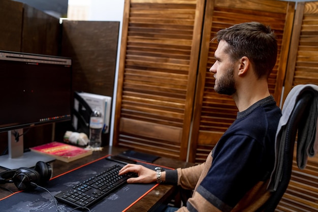 Beau jeune programmeur travaillant au bureau Développement de technologies de programmation et de codage