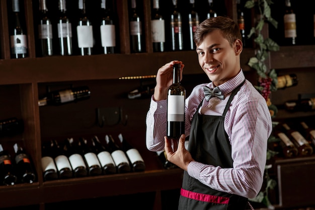 Beau jeune sommelier au caviste