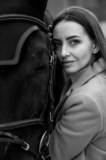 Beau jockey avec portrait de cheval Cavalier de femme élégante dans la ferme