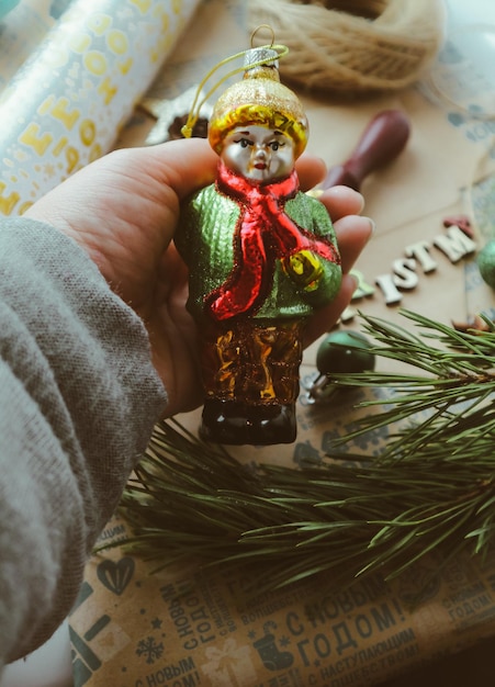 beau jouet d'arbre de Noël dans les mains des femmes