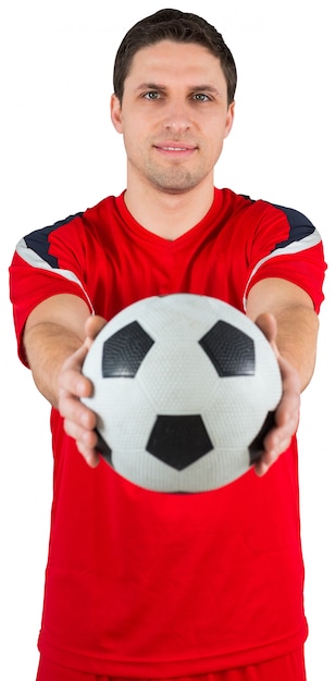 Beau joueur de football en regardant la caméra