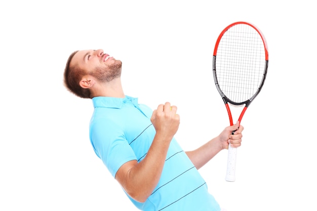 un beau joueur de tennis acclamant sur fond blanc