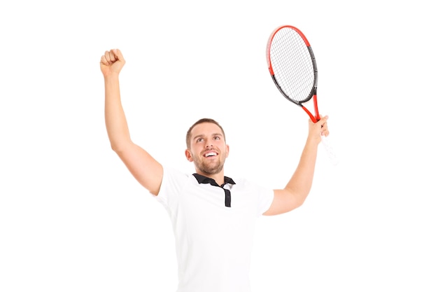 un beau joueur de tennis acclamant sur fond blanc