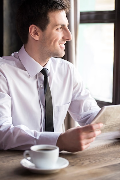 Beau journal de lecture jeune homme d'affaires.