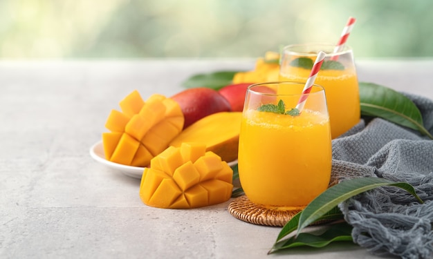 Beau jus de mangue délicieux frais