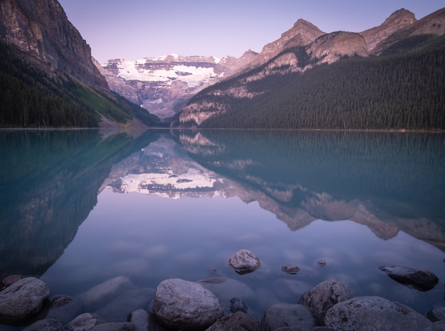 beau lac alpin reflétant ses environs, sunrise lake louise banff national park canada