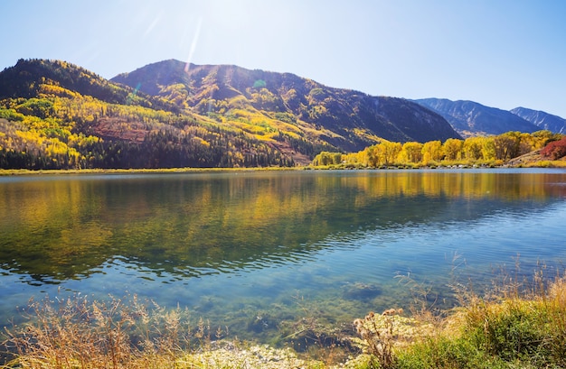 Le beau lac en automne