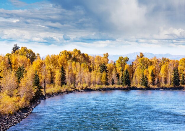 Le beau lac en automne