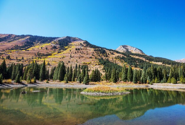 Le beau lac en automne