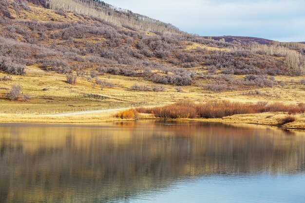 Le beau lac en automne