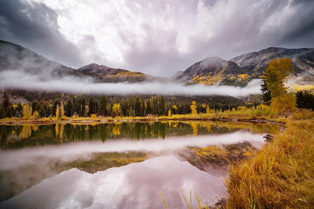 Le beau lac en automne