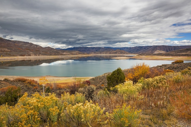 Photo le beau lac en automne