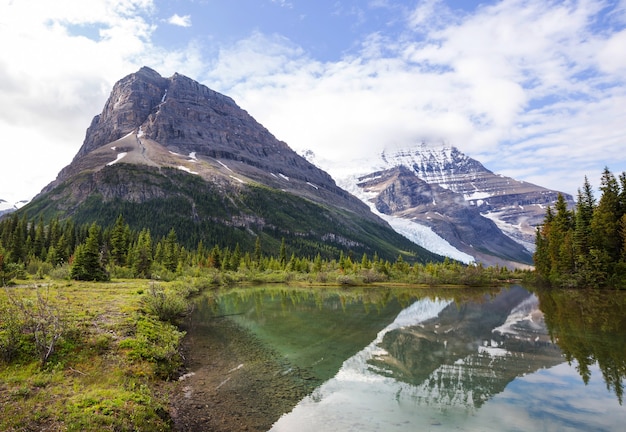 Beau lac Berg et mont Robson en saison estivale, Canada