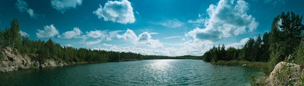 Photo beau lac d'été