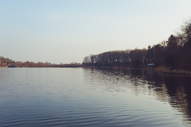 Beau lac forestier au début du printemps