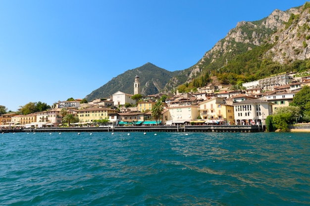 Beau lac de Garde en Italie sous le soleil d'été