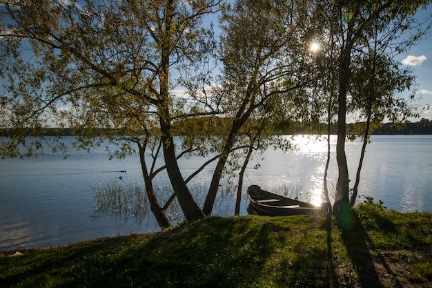 Beau lac en jour d'été