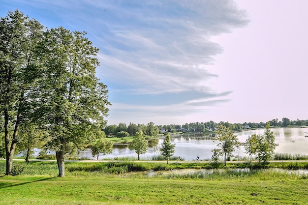 Beau lac Kirkilu en Lituanie près du château de Birzai.