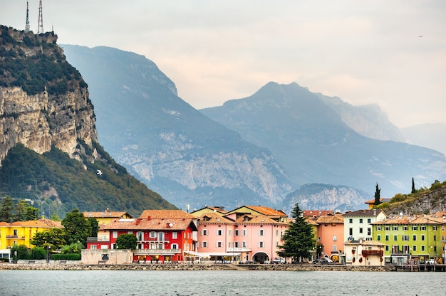 Photo beau lac lago di garda et le village de torbole, paysage alpin. italie.