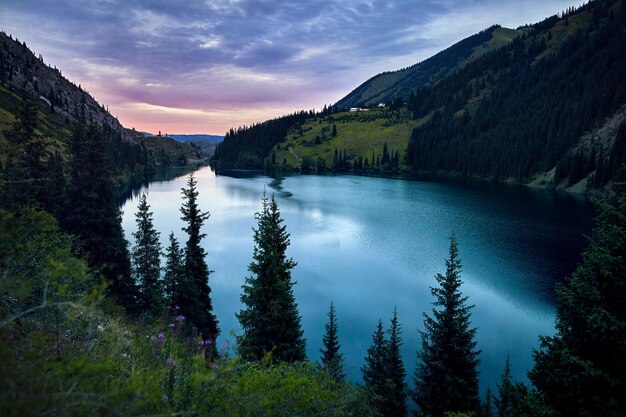 Beau lac de montagne au coucher du soleil