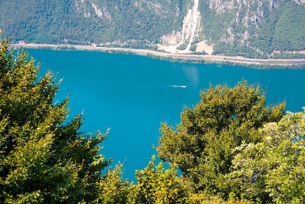 Beau lac de montagne avec un pont en Suisse