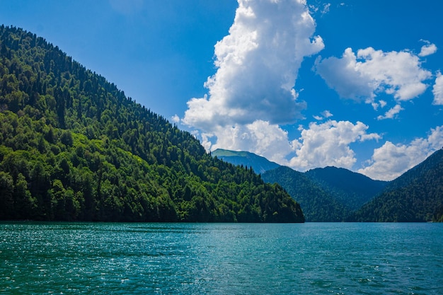 Beau lac avec des montagnes en arrière-plan