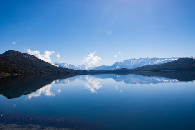 Beau lac avec des montagnes enneigées Himalaya Rara Lake National Park Mugu Karnali Népal Vert Bleu