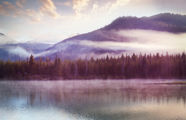 Beau lac serein dans les montagnes du matin, Oregon, USA.