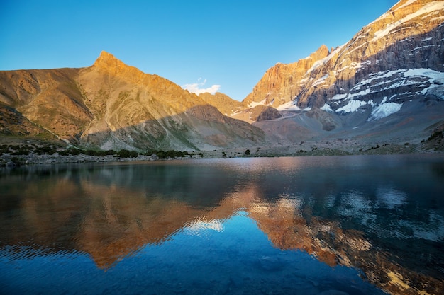 Beau lac serein dans les montagnes Fann (branche du Pamir) au Tadjikistan.