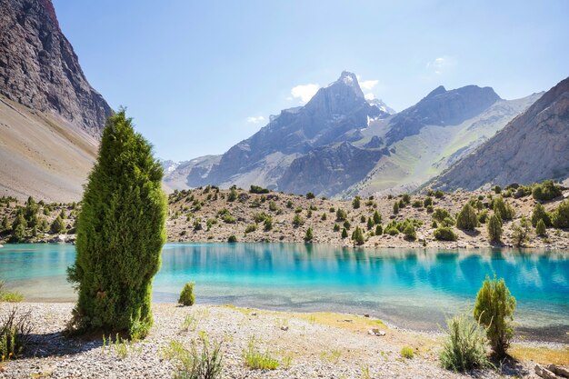 Beau lac serein dans les montagnes Fann (branche du Pamir) au Tadjikistan.