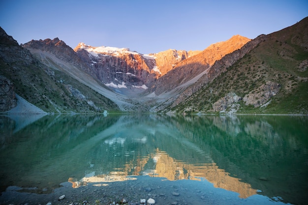 Beau lac serein dans les montagnes Fanns (branche du Pamir) au Tadjikistan.