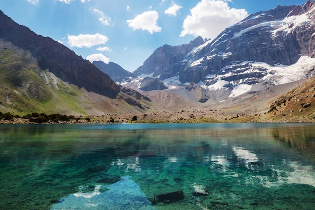 Beau lac serein dans les montagnes Fanns (branche du Pamir) au Tadjikistan.