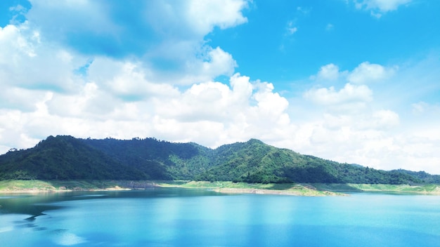 Beau lac en Thaïlande