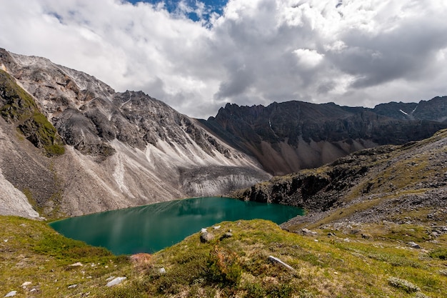 Beau lac vert dans les montagnes