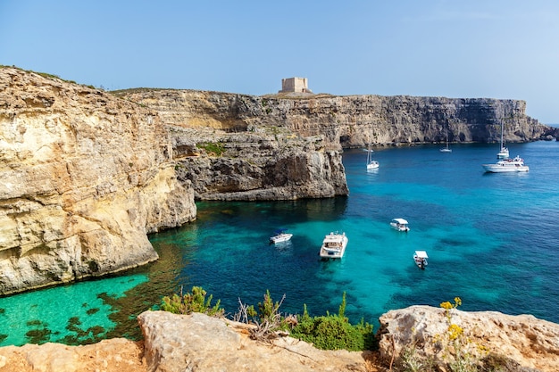 Beau lagon bleu aux eaux turquoises, yachts et bateaux par une journée d'été ensoleillée. Comino, Malte