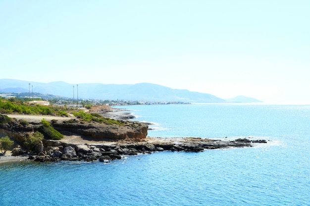 Beau lagon bleu avec eau de mer claire et plage de galets et rochers