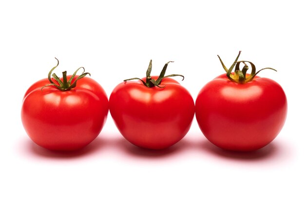 Beau légume frais de tomate rouge isolé sur fond blanc