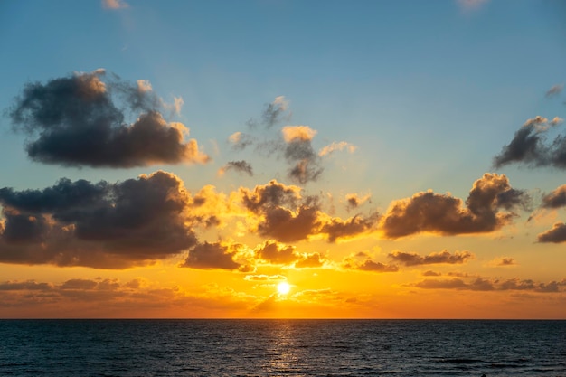 Beau lever de soleil au-dessus de l'eau de mer Concept de vacances d'été Thaïlande