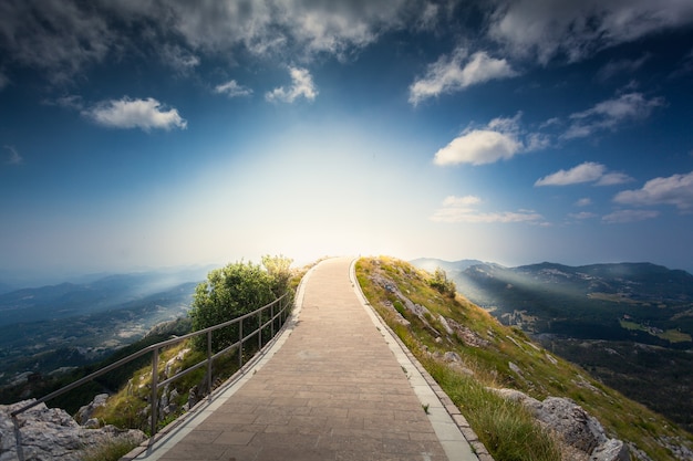 Beau lever de soleil au-dessus de la montagne Lovcen au Monténégro