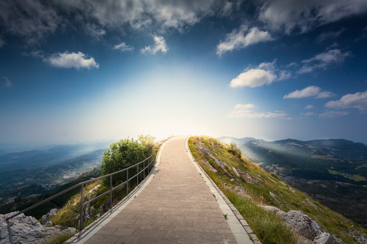 Photo beau lever de soleil au-dessus de la montagne lovcen au monténégro
