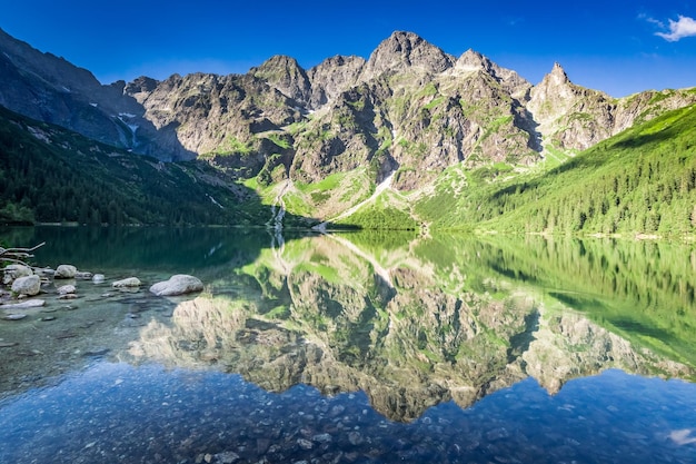 Beau lever de soleil au lac dans les Tatras Pologne Europe