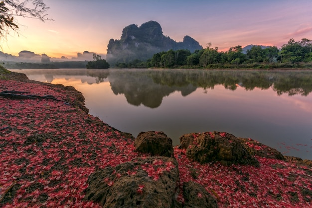 Beau lever de soleil au lac de Krabi, en Thaïlande.