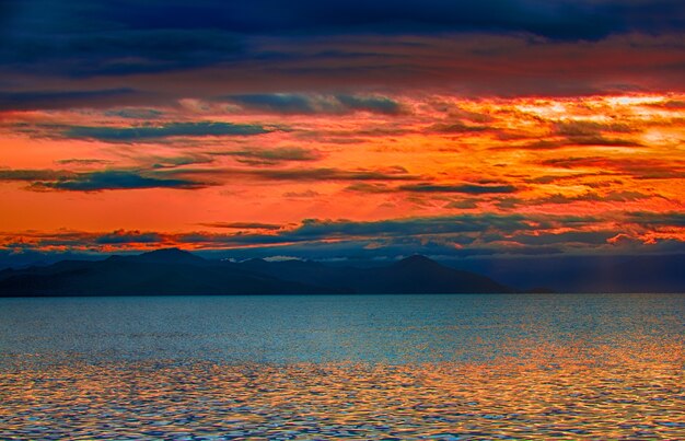 Le beau lever de soleil sur la baie d'Avacha dans l'océan Pacifique