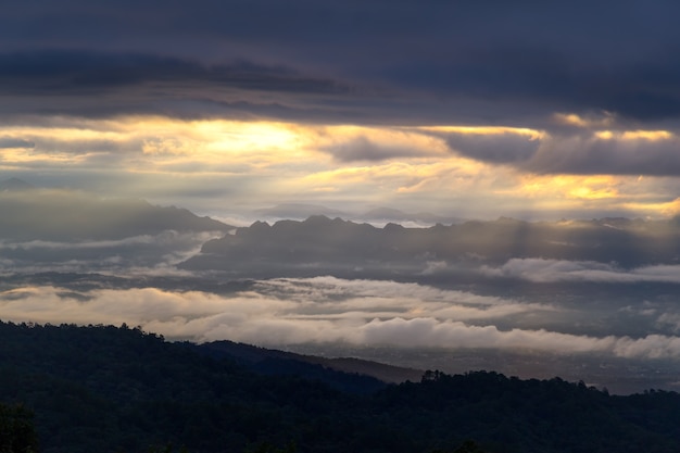 beau lever de soleil et de la brume au sommet de Doi Luang Chiang Dao, Chiang Mai, Thaïlande