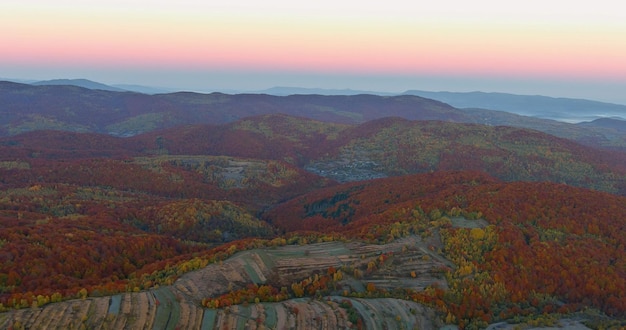 Beau lever de soleil sur la chaîne de montagnes au paysage forestier d'automne sur la vue de dessus